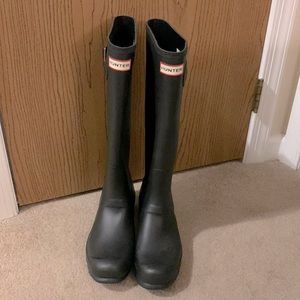 Like new black matte Hunter boots size 9